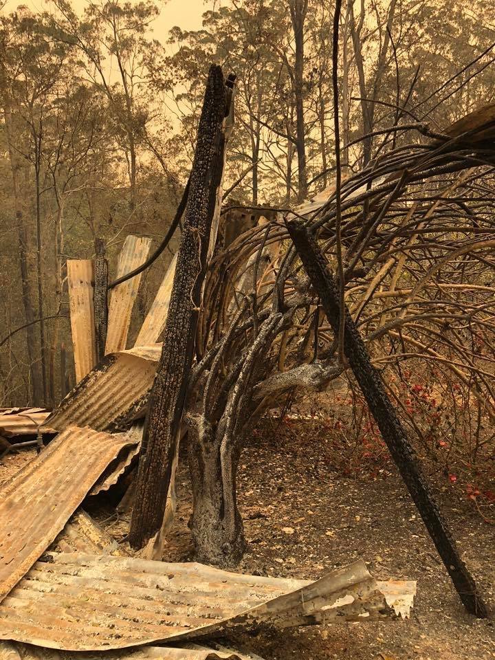 Mužova kůlna sice lehla popelem, jeho dům však požárníci úspěšně zachránili.