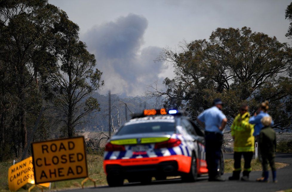 Úřady v australských státech Queensland a Nový Jižní Wales  vyhlásily kvůli lesním požárům stav ohrožení a nařídily evakuace.