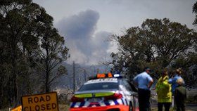Úřady v australských státech Queensland a Nový Jižní Wales  vyhlásily kvůli lesním požárům stav ohrožení a nařídily evakuace.