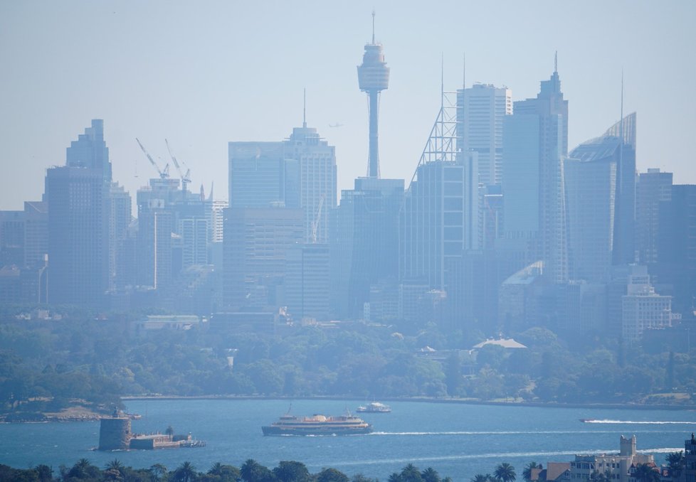 Úřady v australských státech Queensland a Nový Jižní Wales  vyhlásily kvůli lesním požárům stav ohrožení a nařídily evakuace.