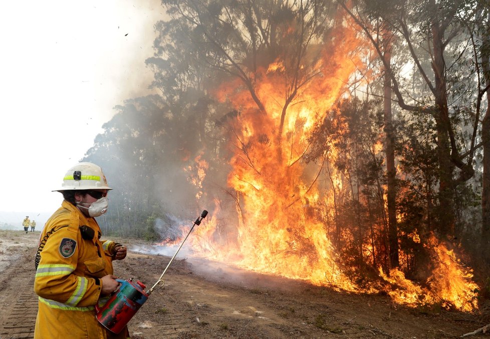 Hasiči i nadále bojují s požáry, které zachvátily Austrálii (8. 1. 2019)