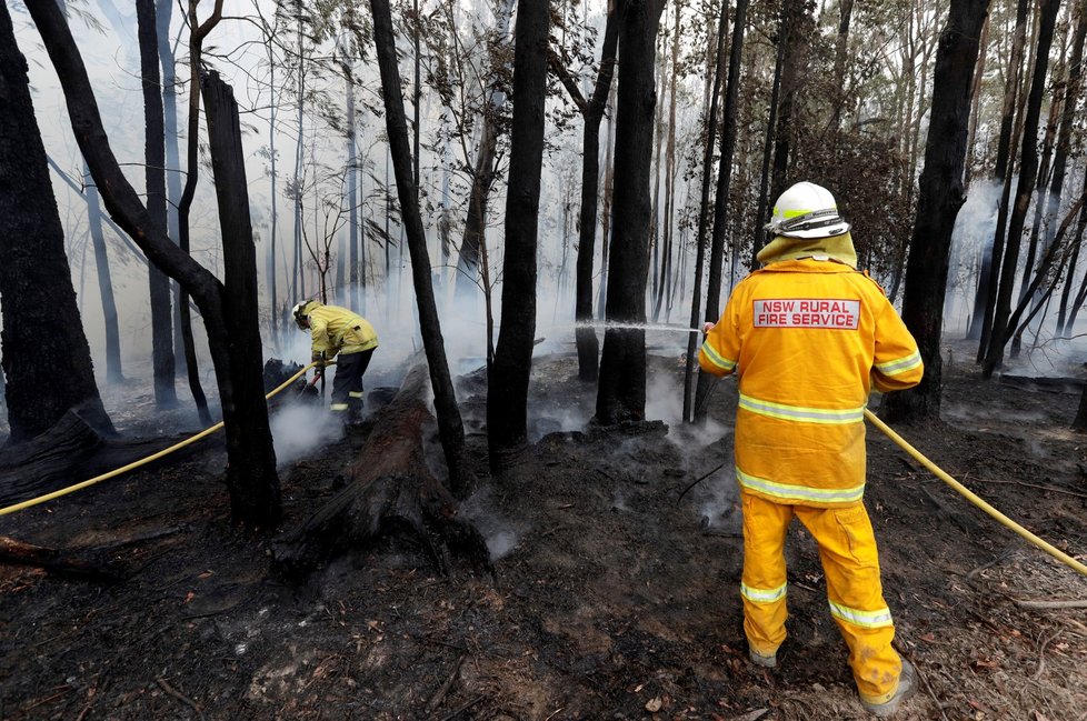 Hasiči i nadále bojují s požáry, které zachvátily Austrálii (8. 1. 2019)