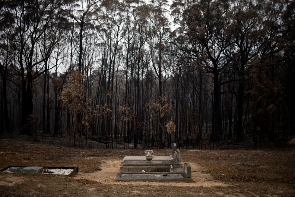 Ohořelé trosky aut i zničených domů jsou teď v Austrálii častým jevem (08.01.2019)