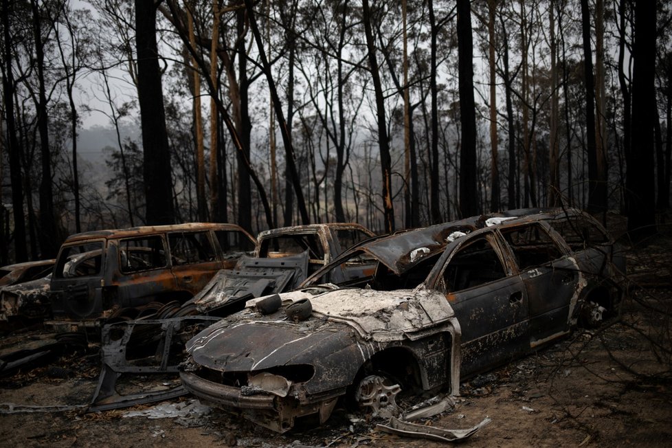 Ohořelé trosky aut i zničených domů jsou teď v Austrálii častým jevem (8. 1. 2019)