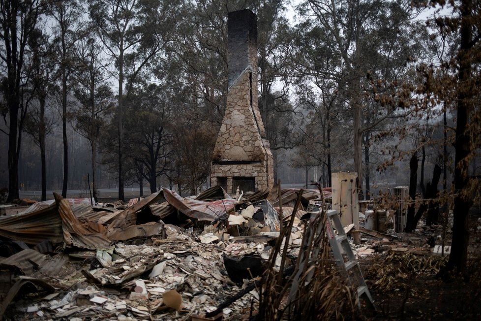 Ohořelé trosky aut i zničených domů jsou teď v Austrálii častým jevem (8. 1. 2019)