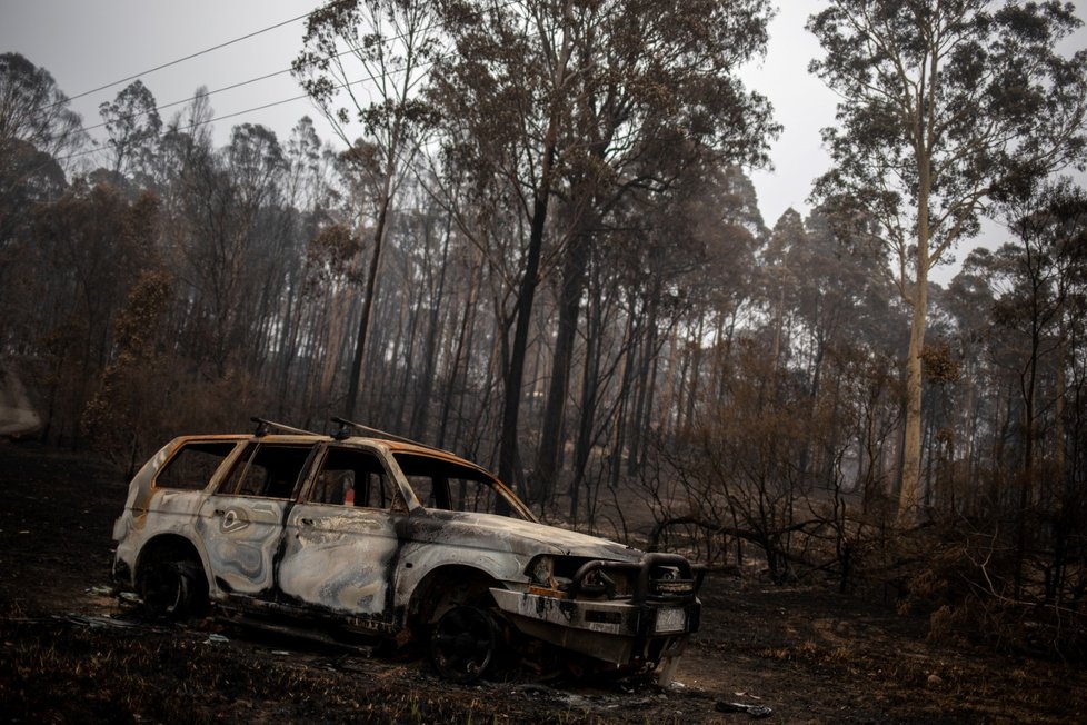 Ohořelé trosky aut i zničených domů jsou teď v Austrálii častým jevem (8. 1. 2019)