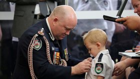 Devatenáctiměsíční syn Geoffreyho Keatona dostal místo svého tatínka medaili za hrdinství.