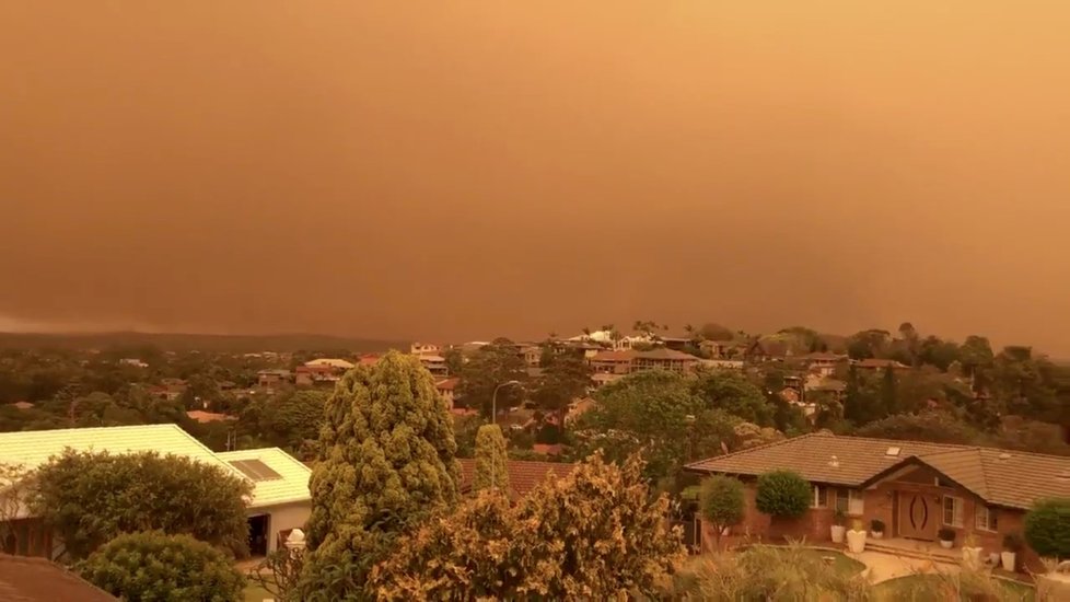 Lesní požáry v Austrálii si vyžádaly první oběti.