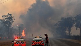 Austrálii sužují ničivé požáry. Dva hasiči přišli o život