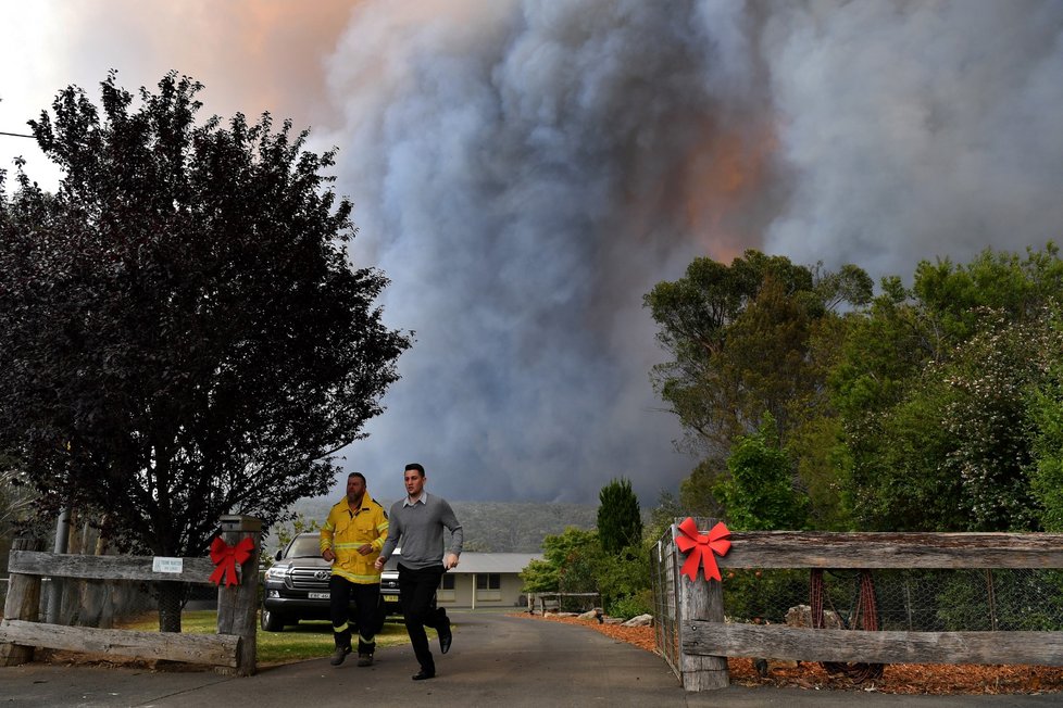 Austrálii sužují ničivé požáry. Dva hasiči přišli o život.