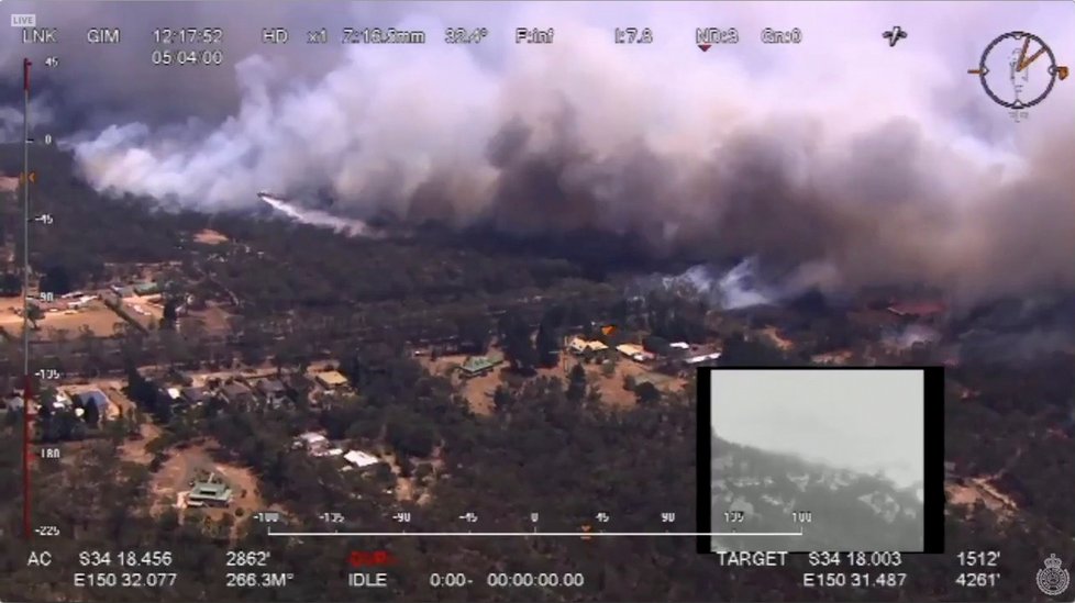 Austrálii sužují ničivé požáry. Dva hasiči přišli o život