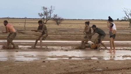 Australané v bahně slavili příchod deště, (17.01.2020).