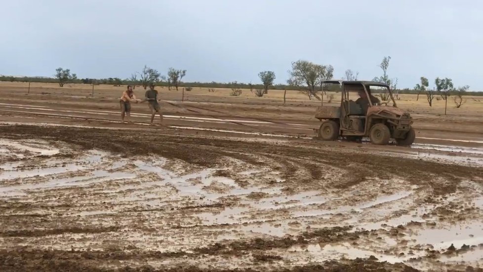 V Austrálii konečně zapršelo, déšť způsobil bleskové záplavy.