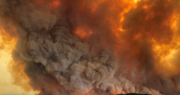 Ohnivá tornáda a kouřové bouře. Požáry v Austrálii „dělají“ vlastní počasí 