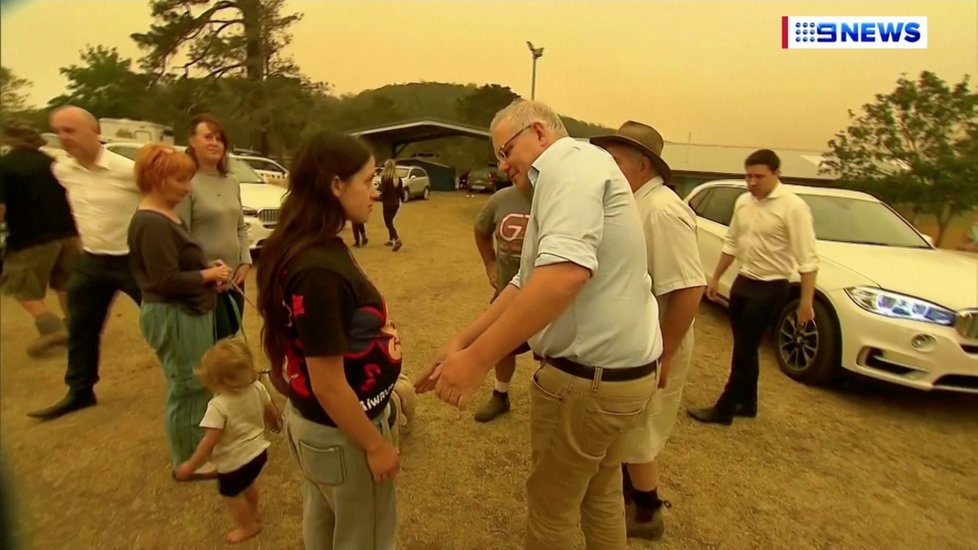 Premiér Scott Morrison na návštěvě požárem zničených oblastí (2.01.2020)