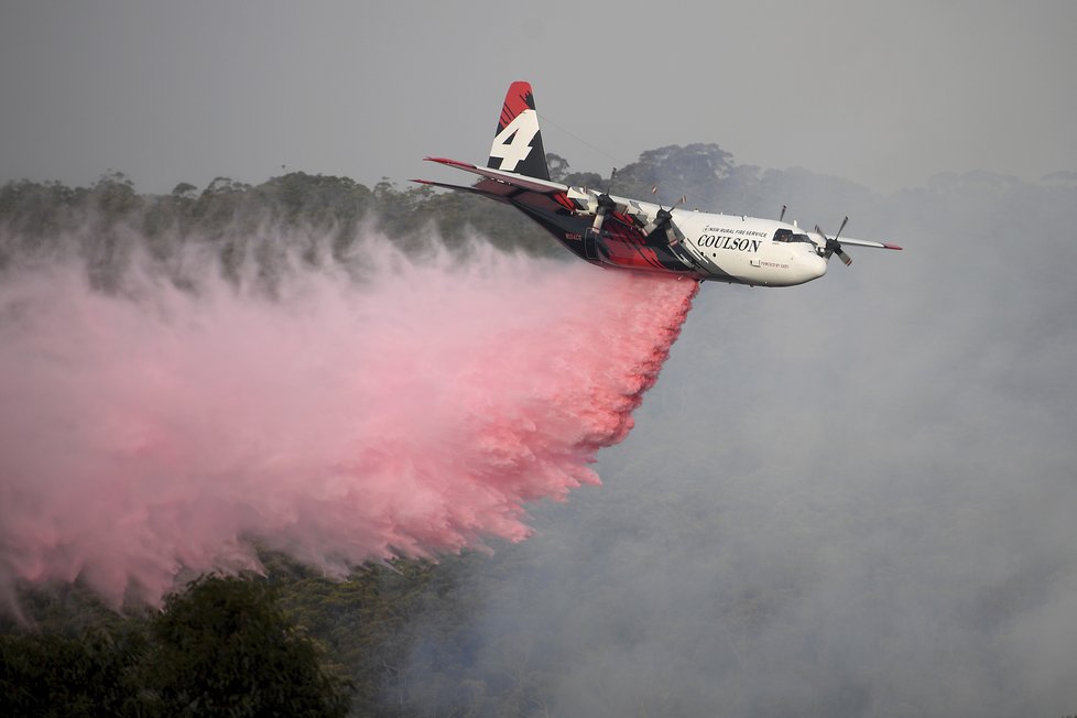 Při hašení požárů v Austrálii se zřítil hasící letoun, při nehodě zemřeli tři Ameriičani.