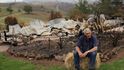 Sedmdesátiletý farmář Jeff McCole se po požárech vrací zpět na svůj rodinný statek v Buchanu, (Victoria, Austrálie).
