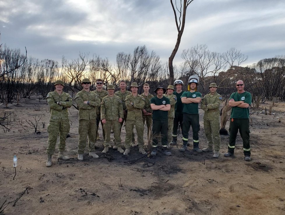Australští vojáci pomáhají s obnovou po požárech.