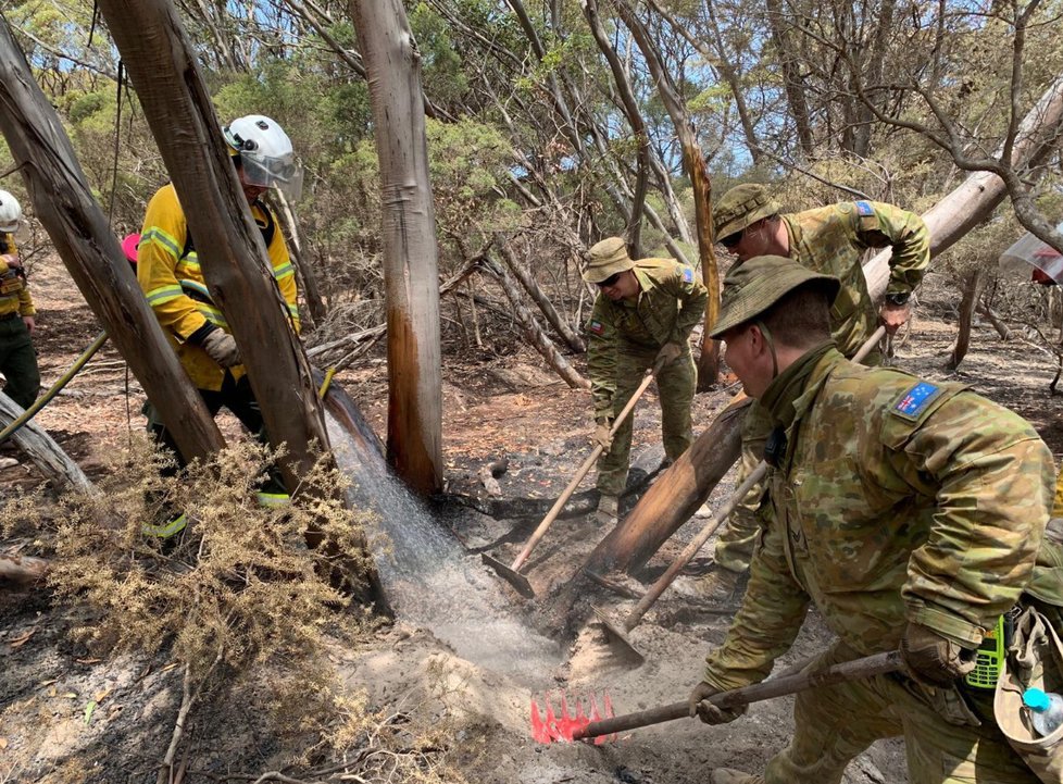 Australští vojáci pomáhají s obnovou po požárech.