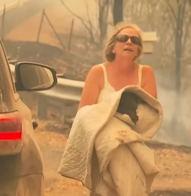 Australanka Toni Dohertyová zachránila z ohně koalu. Ta musela být později utracena.