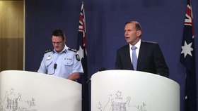 Australský premiér Tony Abbott (vpravo) na brífinku po zatčení mladých teroristů