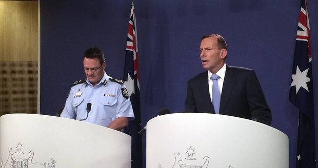Australský premiér Tony Abbott (vpravo) na brífinku po zatčení mladých teroristů
