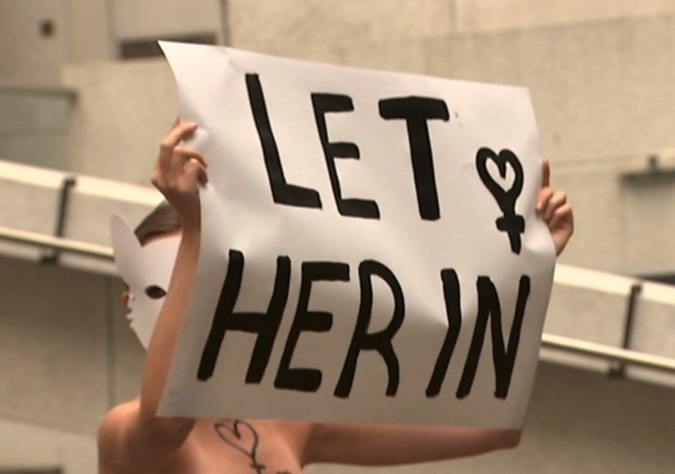 Čtyři polonahé aktivistky demonstrovaly v centru australského Sydney na podporu Rahaf Kunúnové. Členky skupiny, označující se za Tajné sesterstvo, držely v rukou transparenty s nápisy požadujícími vpuštění Kunúnové do Austrálie a také svobodu a bezpečnost pro všechny ženy.