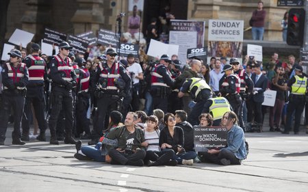 Australští aktivisté protestovali proti zabíjení zvířat, chtějí rozbořit masný průmysl.