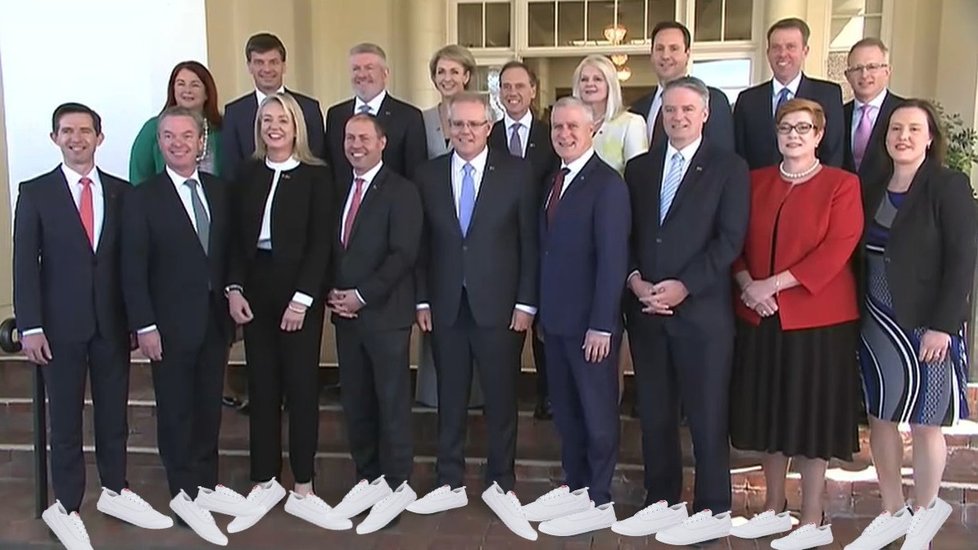 Jeden z uživatelů Twitteru do "nablýskaných" tenisek obul celou Morrisonovu vládu.