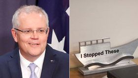 Australský premiér má na stole zvláštní trofej, naráží na jeho postoj k nelegálním migrantům. „Tyhle jsem zastavil,“ hlásá plaketka ve tvaru asijské rybářské lodi.