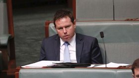 Australský poslanec Andrew Broad rezignoval kvůli sexuálnímu skandálu.