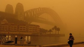 Sydney v noci zavalila oblaka rudooranžového prachu
