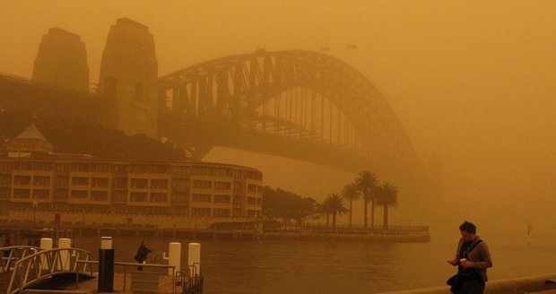 Sydney v noci zavalila oblaka rudooranžového prachu