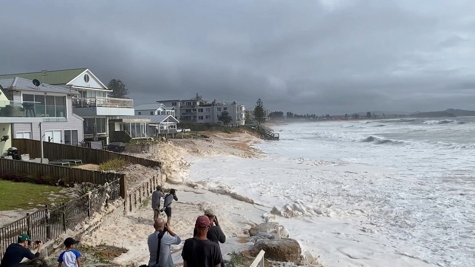 Australské Sydney zasáhly nejvydatnější srážky za 30 let. Déšť pomohl uhasit rozsáhlé požáry.