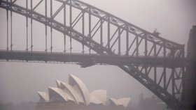 Neobvykle vydatný déšť způsobil  ráno 28. listopadu v oblasti australského města Sydney záplavy. Nepříznivé počasí si vyžádalo přinejmenším jednoho mrtvého a několik zraněných.