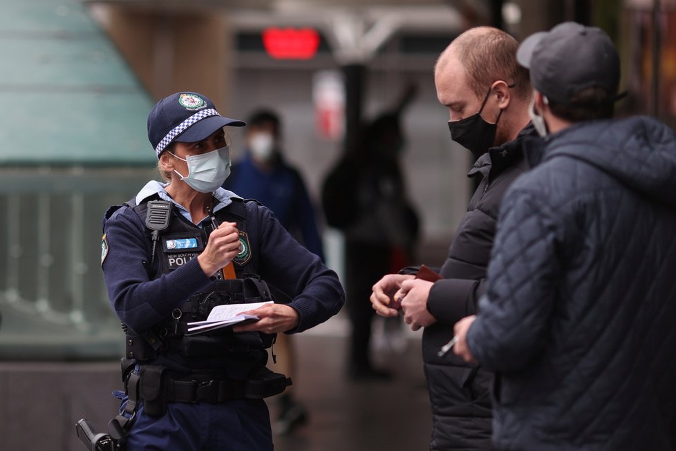 Policisté hlídkující v Sydney před demonstrací proti lockdownu (31. 7. 2021)