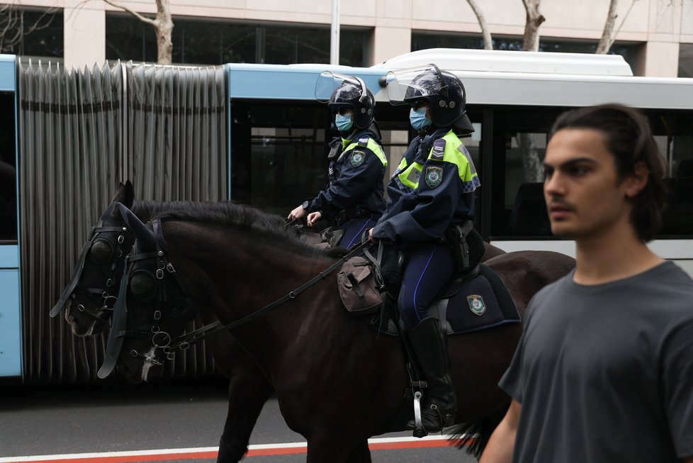 Policisté hlídkující v Sydney před demonstrací proti lockdownu (31. 7. 2021)