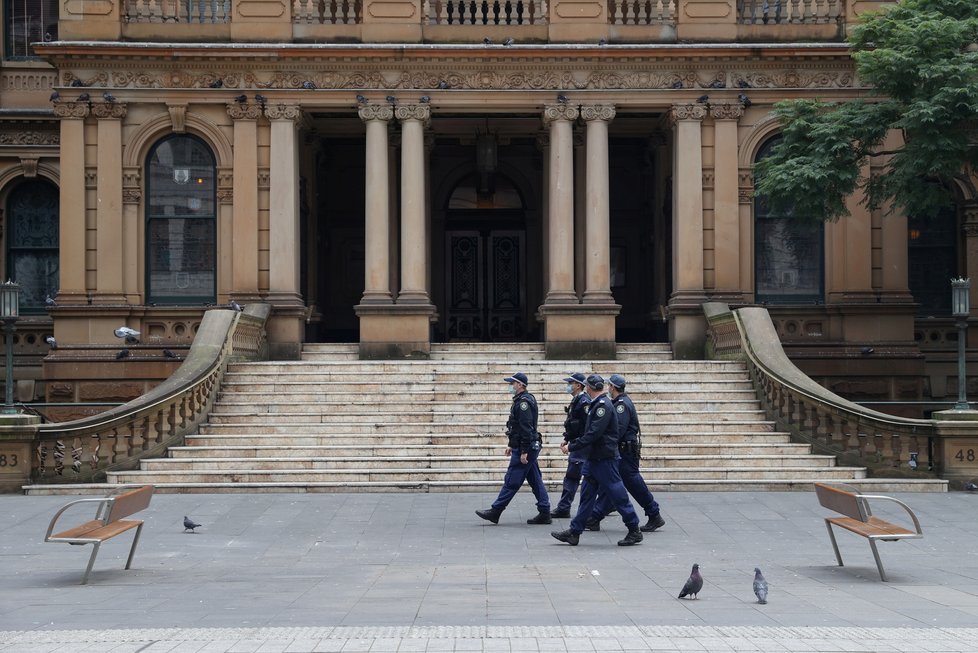 Policisté hlídkující v Sydney před demonstrací proti lockdownu (31. 7. 2021)