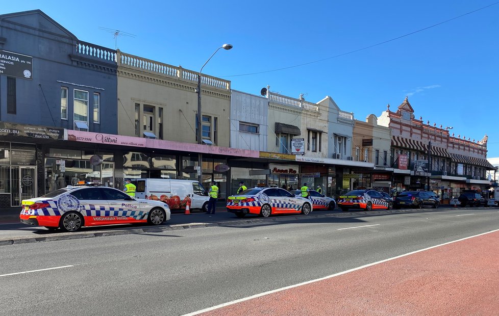 Policisté hlídkující v Sydney před demonstrací proti lockdownu (31. 7. 2021).
