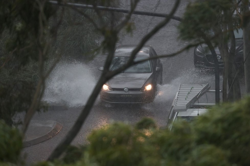 Kvůli silnému dešti a záplavám byla evakuována část Sydney