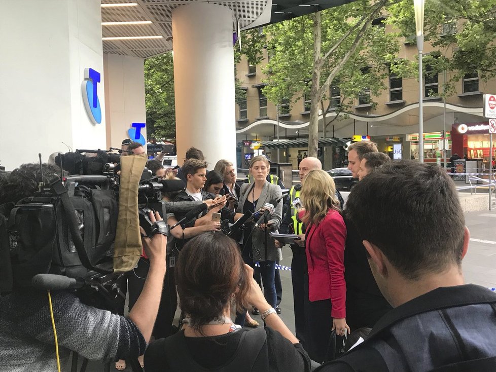 Pří útoku v Melbourne zahynul člověk, tři lidé byli zraněni