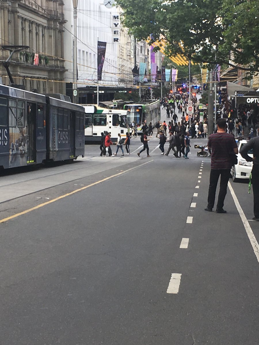Pří útoku v Melbourne zahynul člověk, tři lidé byli zraněni