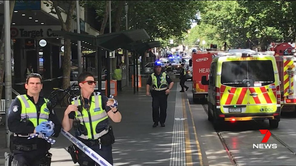 Pří útoku v Melbourne zahynul člověk, tři lidé byli zraněni