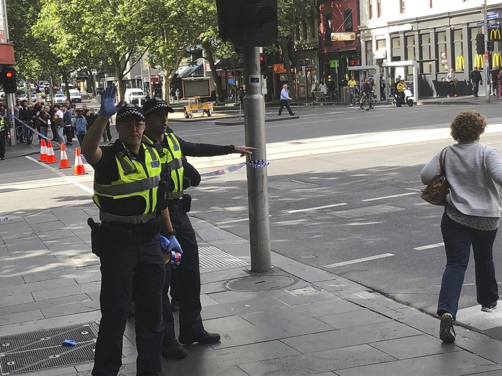 Pří útoku v Melbourne zahynul člověk, tři lidé byli zraněni