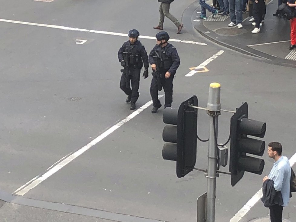 Pří útoku v Melbourne zahynul člověk, tři lidé byli zraněni