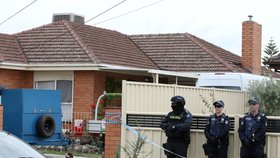 Australská policie zatkla tři muže, které podezírá, že připravovali teroristické útoky v Melbourne.