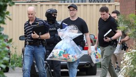Australská policie zatkla tři muže, které podezírá, že připravovali teroristické útoky v Melbourne.