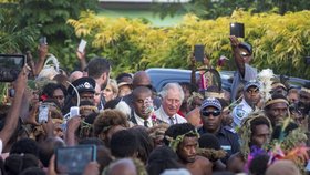 Princ Charles během návštěvy souostroví Vanuatu