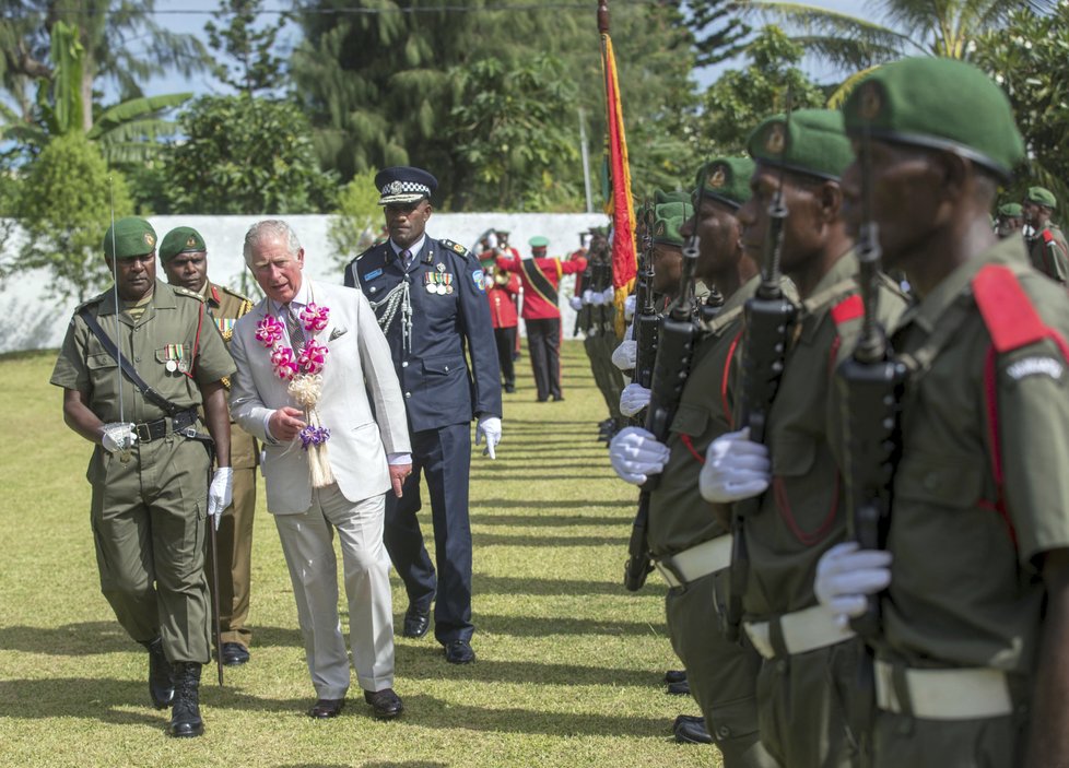 Princ Charles během návštěvy souostroví Vanuatu