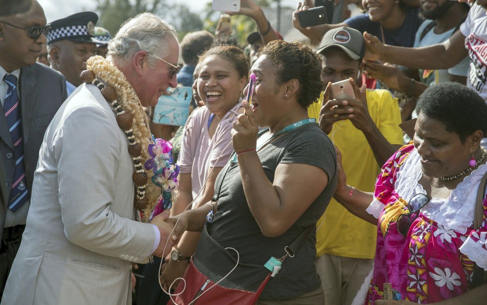 Princ Charles během návštěvy souostroví Vanuatu